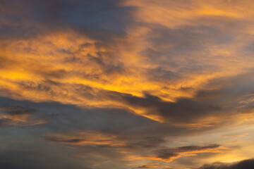 Fototapeta premium Golden Sunset Sky with Dramatic Clouds