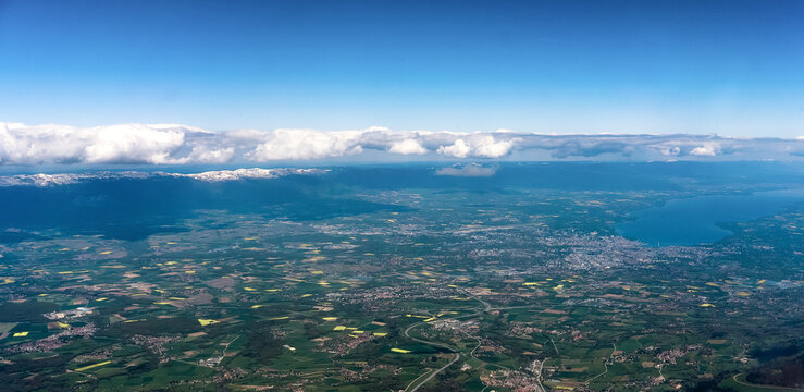 Vue a&eacute;rienne de la r&eacute;gion genevoise au mois de mai