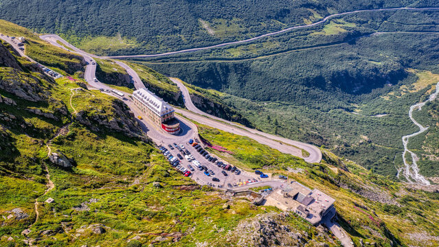 Furkapass mit Rhonegletscher und spektakul&auml;rer Passstrasse in den Schweizer Alpen, Juli 2026