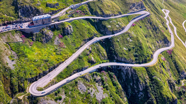 Furkapass mit Rhonegletscher und spektakul&auml;rer Passstrasse in den Schweizer Alpen, Juli 2026