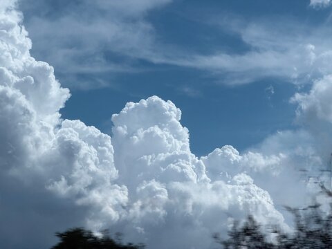 Nubes y cielo azul