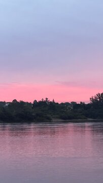 Atardecer rosa en el r&iacute;o