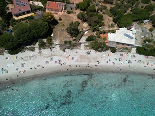 Sardynia - Włochy Piękna plaża na wyspie Santa Maria o tej samej nazwie. Zdjęcie wykonane dronem z powietrza. Złoty piasek, plaża, łodzie, jachty, skały, wyspa, raj na ziemi. © Konrad