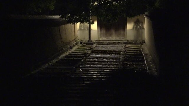 夜の趣ある石畳の階段と土塀・古い門へ進む迫力のズーム映像（日本の伝統風景素材）