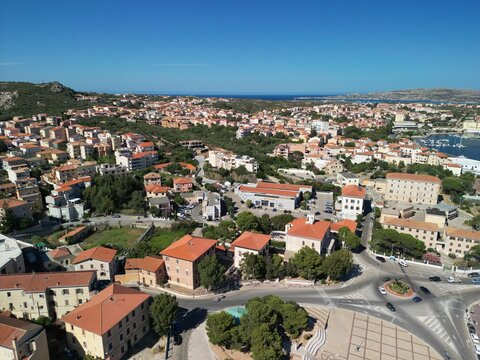 Sardynia - Włochy
La Maddalena miasto w archipelagu o tej samej nazwie. Zdjęcie wykonane dronem. Port, łodzie, morze, kamienice, piękne widoki