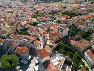 Sardynia - Włochy La Maddalena miasto w archipelagu o tej samej nazwie. Zdjęcie wykonane dronem. Port, łodzie, morze, kamienice, piękne widoki © Konrad