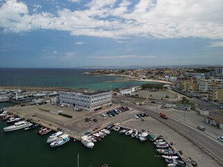 Sardynia - Włochy Miasto portowe Porto Torres na północy Sardyni. Zdjęcie wykonane z powietrza , dronem. Port, Statki, morze, ulica i budynki © Konrad