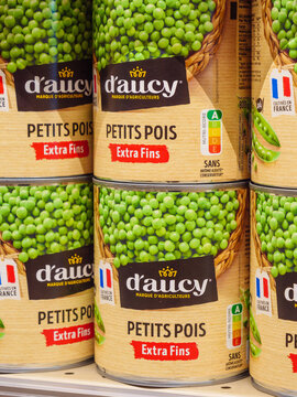 Daucy vegetable canned products. Petits Pois. Green peas in can