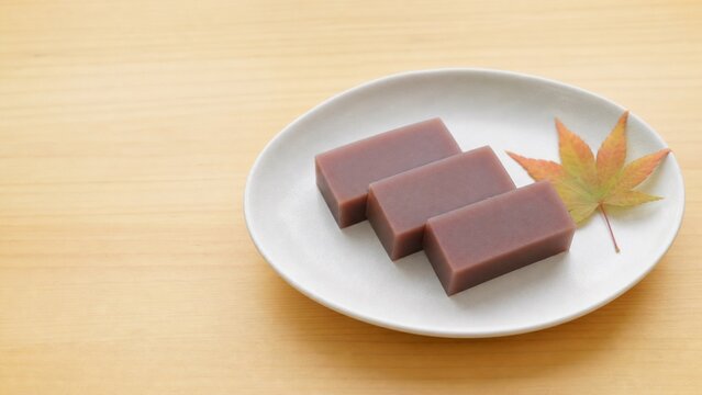 白い皿に並べた小豆ういろう 滑らかな小豆色の蒸し和菓子