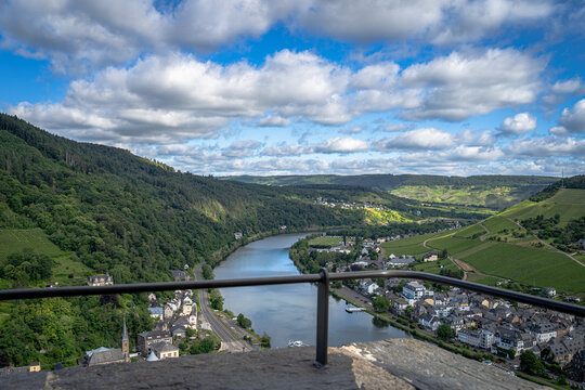 Mosel, TrabenTrarbach, Grevenburg, Aussicht, Panorama, Fluss, Weinberge, Landschaft, Sommer, Himmel, Wolken, Burgruine, Burg, Reiseziel, Deutschland, RheinlandPfalz, Natur, Tal, Stadt, Aussichtspunkt,