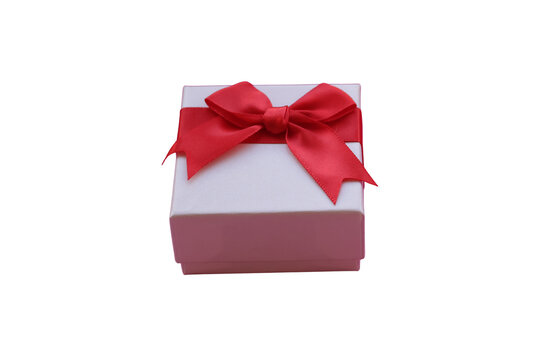 Una caja de regalo con un lazo de color rojo en un fondo transparente 