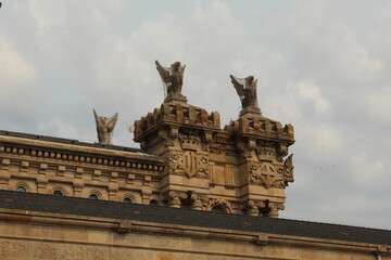 Obraz premium statues on an ancient building in barcelona