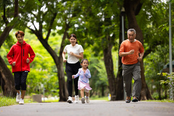 Obraz premium Family exercising and jogging together in city park summer. healthy lifestyle in nature. Father mother, kids daughter exercise. Family team, healthy children. healthy lifestyle and family bonding