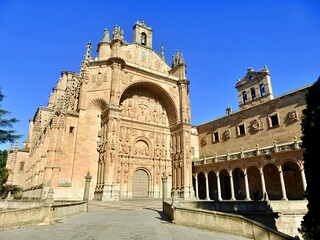 Fototapeta premium Exteriorwiew of the Old Catethral of Salamanca and the famous Torre del Gallo dome during golden hour, Spain.
