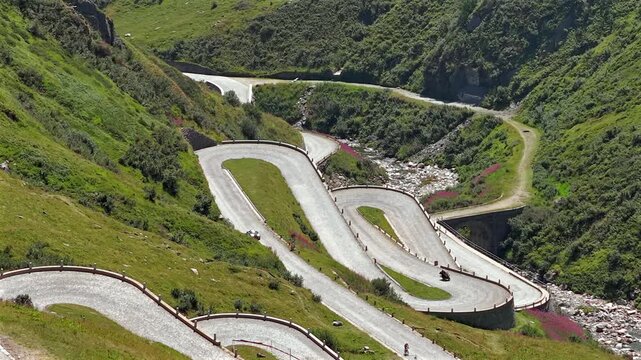Historische Tremola-Passstrasse am Gotthard mit spektakul&auml;ren Serpentinen in den Schweizer Alpen, Juli 2026