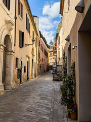 Obraz premium Charming narrow street with traditional architecture in the historic Italian town of Amelia.
