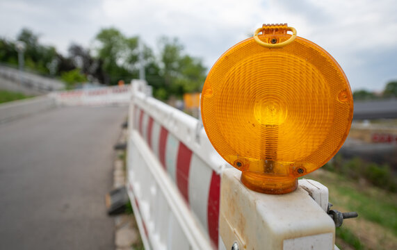 Warnlampe an einer Baustellenabsperrung