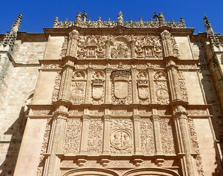Plateresque fa&ccedil;ade of the University of Salamanca, where the famous frog that tourists often look for can be found.