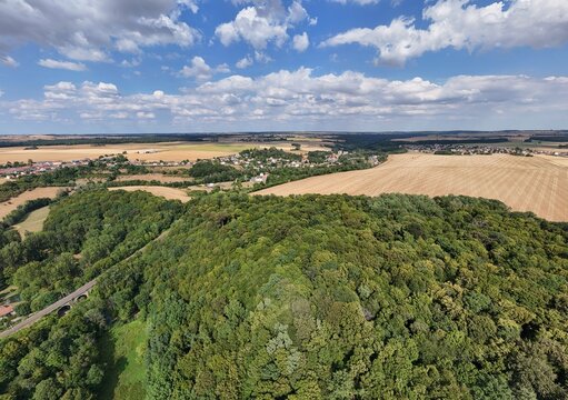 vue a&eacute;rienne panoramique en Meurthe-et-Moselle, pr&egrave;s des villages de Boismont et Bazailles. La Lorraine d&eacute;but ao&ucirc;t 2026, en pleine s&eacute;cheresse sous un ciel bleu et quelques nuages cumulus.