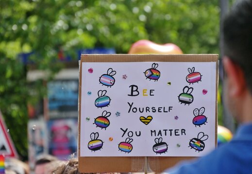 Schilder mit Spr&uuml;chen und Aussagen beim CSD Hamburg