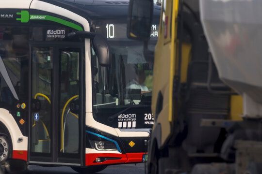 Polska, Radom, 23 czerwca 2026, godz. 17:45. MAN &ndash; elektryczny autobus miejski w ruchu ulicznym. Autobus ma numer linii 10 i oznakowanie wskazu przynależność do Miejskiego Przedsiębiorstwa Komunikacji