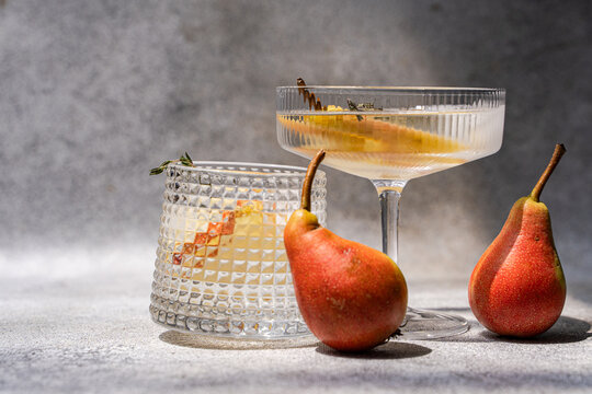 Pear and elderflower spritz cocktail with thyme and ice
