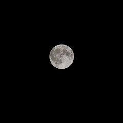 夏の夜空に浮かぶ満月をクローズアップ撮影06 © スタジオ　スパロウ