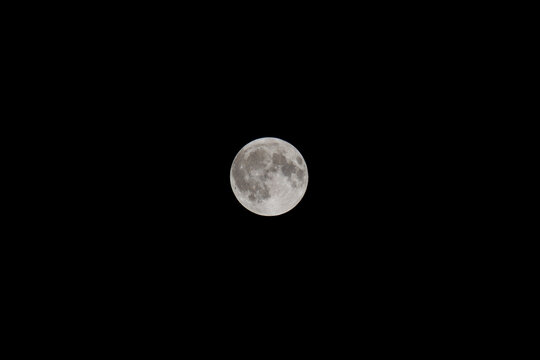 夏の夜空に浮かぶ満月をクローズアップ撮影07