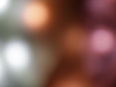 Una toma de cerca de una fondo abstracto de luces de navidad de diferentes colores en la oscuridad. Desenfoque bokeh	