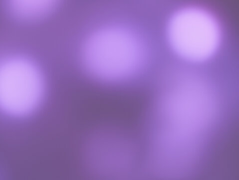 Una toma de cerca de una fondo abstractode color morado o violeta  de luces de navidad en la oscuridad. Desenfoque bokeh