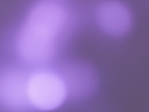 Una toma de cerca de una fondo abstractode color morado o violeta  de luces de navidad en la oscuridad. Desenfoque bokeh