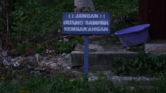 Blue no litter warning sign