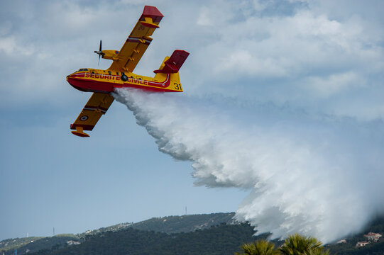 Canadair airplane dropping water for firefighting operation