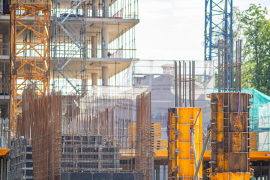 Building construction with concrete formwork