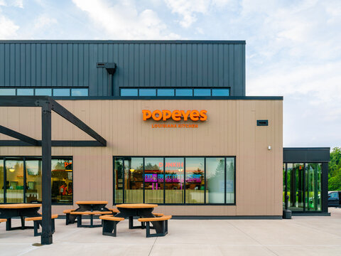 Verona, NY - Jun 25, 2026: Exterior view of Popeyes Louisiana Kitchen located at the Applegreen Seneca Travel Area, a U.S. fast‑food chicken restaurant with over 4,300 locations worldwide