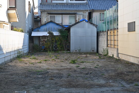 建物の間に広がる更地