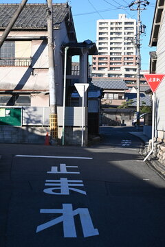 止まれの路面標示がある路地