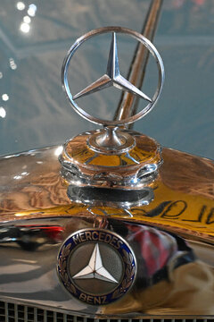 F&uuml;nen, D&auml;nemark - Juli 12, 2026: Mercedesstern auf der K&uuml;hlerhaube eines Oldtimers
