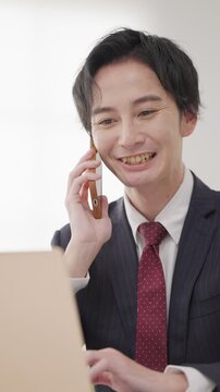 スマホで話すビジネスマン男性