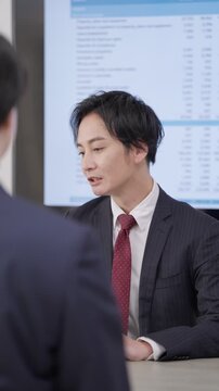 ビジネスマンたちの会議