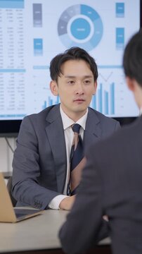 ビジネスマンたちの会議