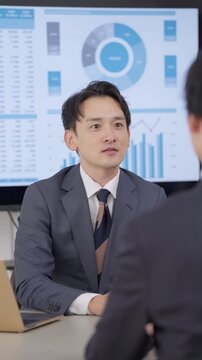 ビジネスマンたちの会議