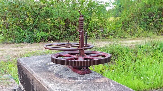 Sluice Gate และ Irrigation Canal