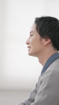 話す男性