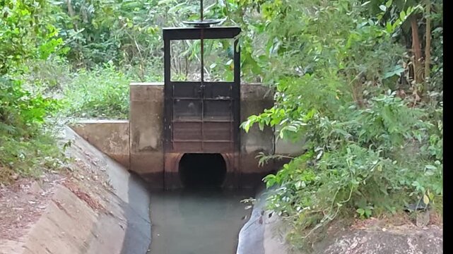 Sluice Gate และ Irrigation Canal