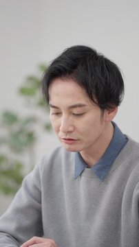 話す男性