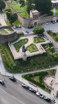 Aerial view of king vakhtang gorgasali monument, ancient fortress walls and city traffic in the historic old town of telavi, the heart of georgia's wine region kakheti