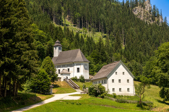 Pfarrkirche und Bergsteigerfriedhof in Johnsbach, Nationalpark Ges&auml;use, Steiermark