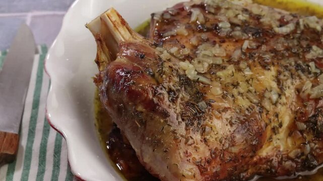Gigot d'agneau r&ocirc;ti aux herbes