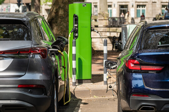 Zwei Autos werden an einer Ladestation auf der K&ouml;nigsallee geladen, D&uuml;sseldorf, Deutschland